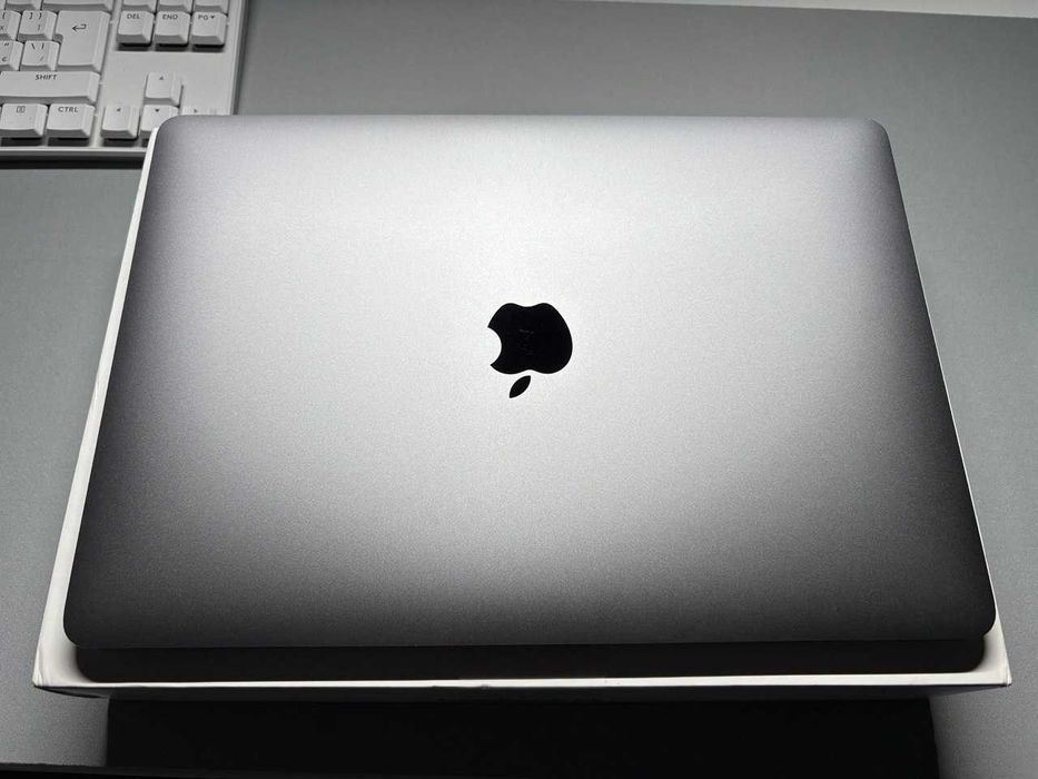 MacBook Air 13 Retina, Space Gray, 256GB with Apple M1  2020