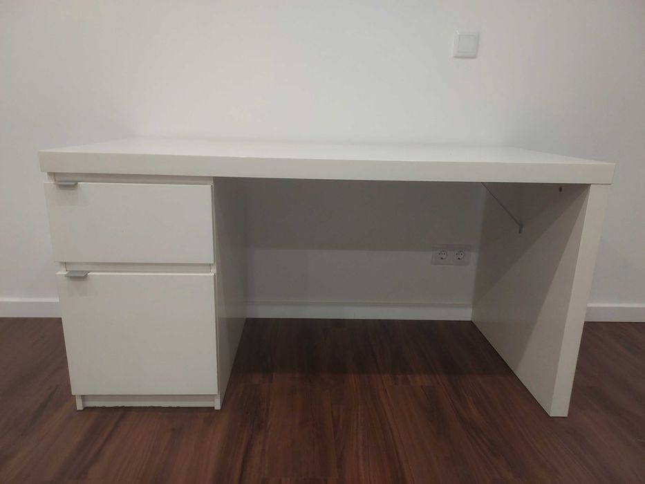 Secretária branca IKEA com zona de arrumação