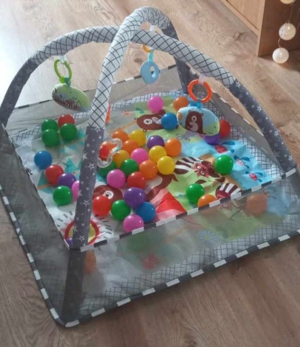 Mata edukacyjna z kuleczkami i zawieszkami