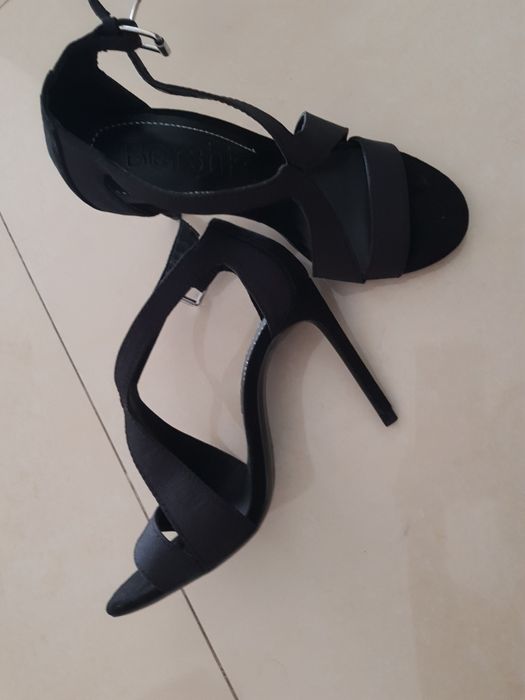 Sandálias novas bershka