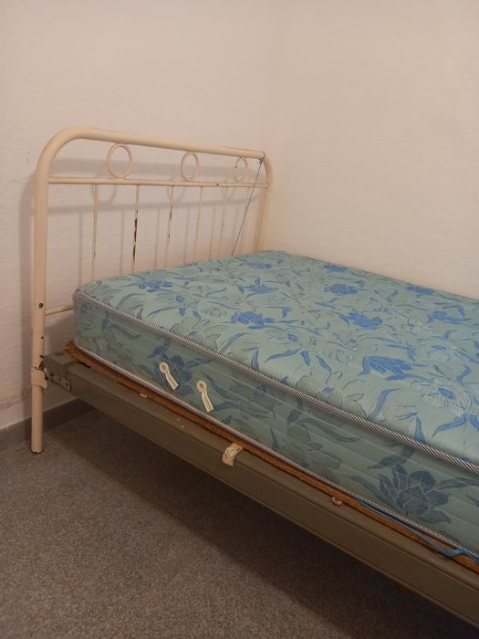 Cama de ferro antiga