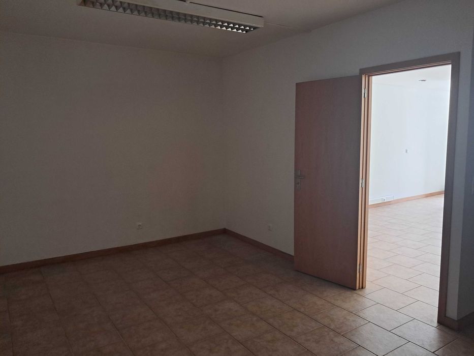 Armazém no centro da Cidade da Maia - ARRENDA-SE