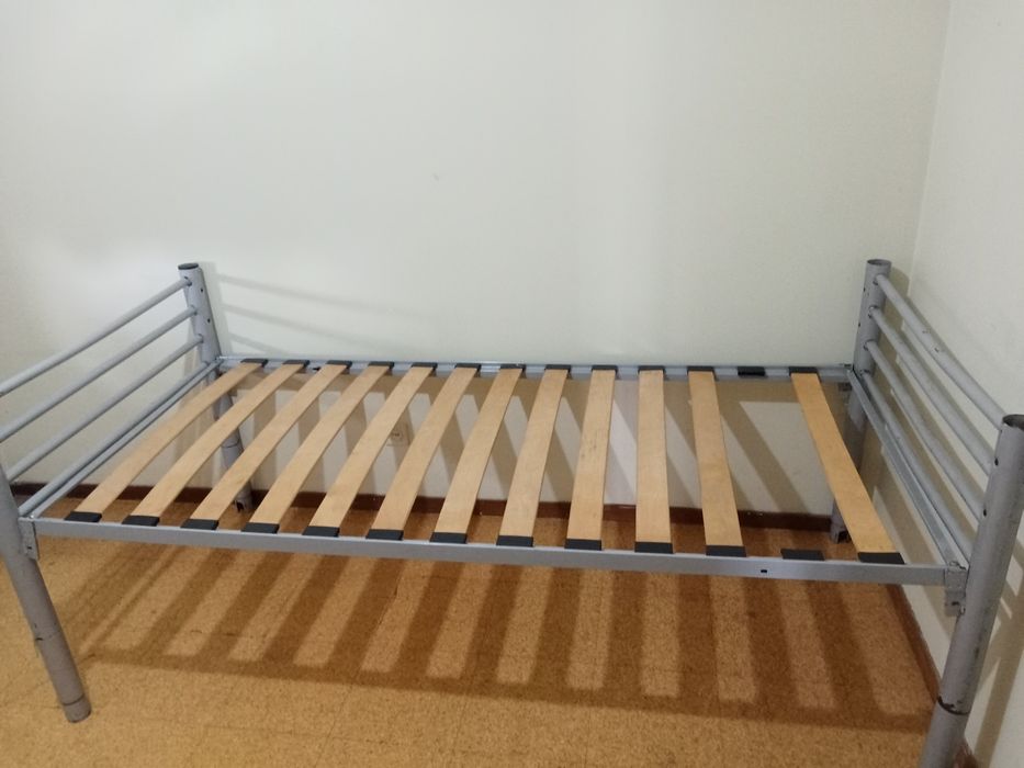 Cama de solteiro com estrado sem colchão