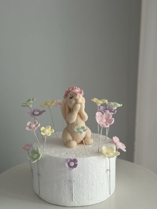 Zestaw odób na tort Króliczek z motylkiem na nosku, kwiatki