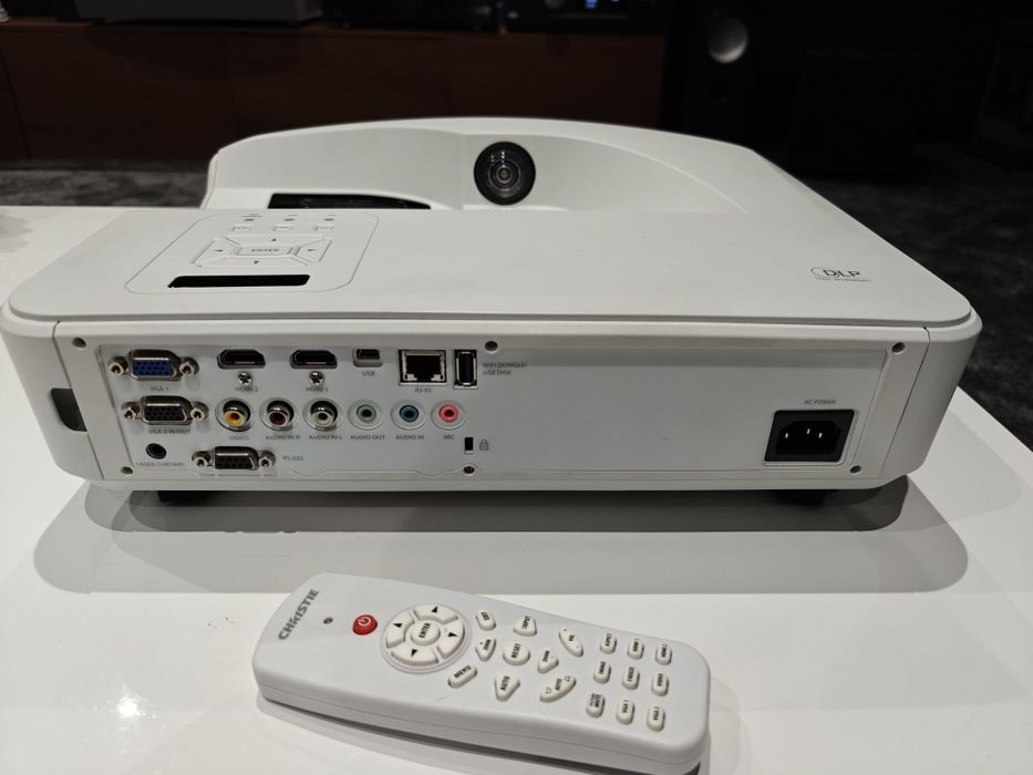 Projektor laserowy Christie  DHD400S ultra krótkiego rzutu. Tylko 300h