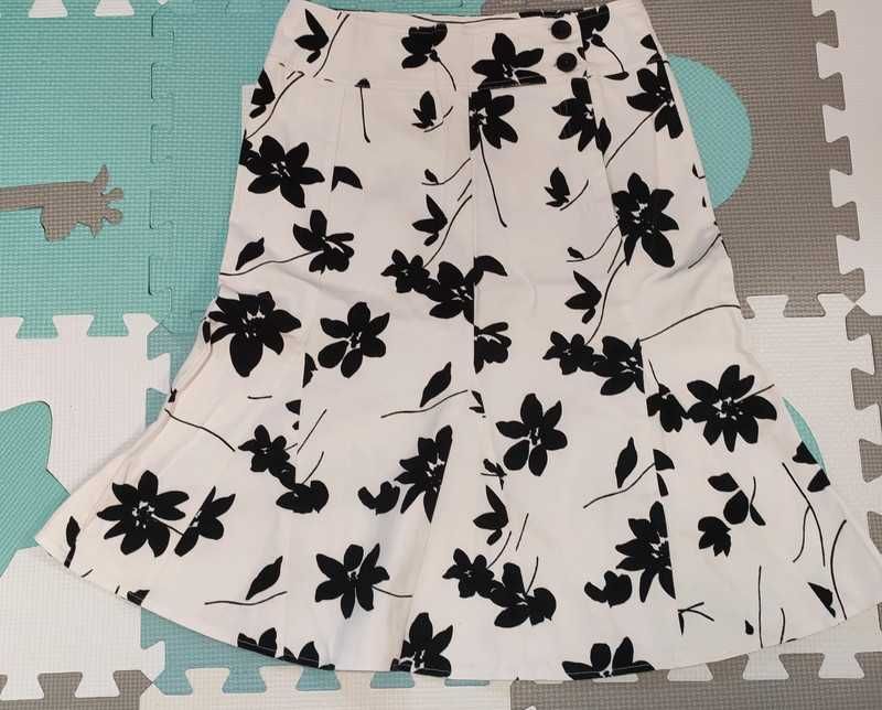 Spódnica czarno-biała w kwiaty bawełniana rozm 36.