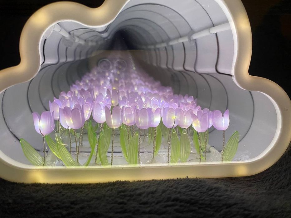 Подарунок на 8 березнянічник з тюльпанами, безкінечні квіти в хмаринкі