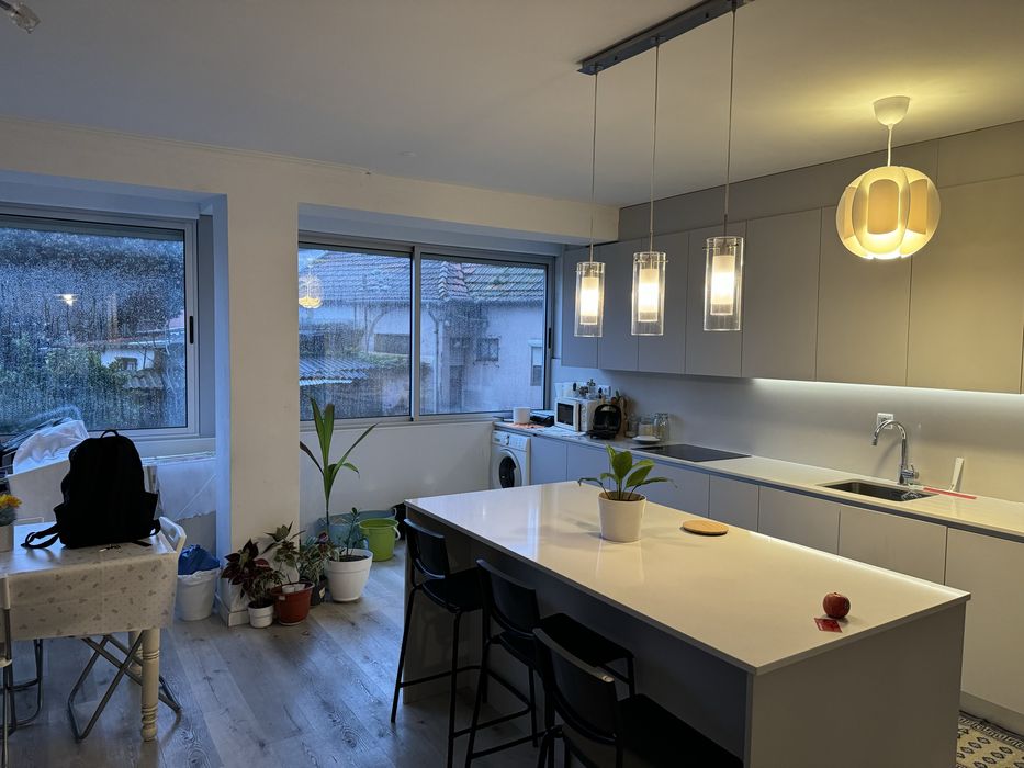 Alugo Quarto ao lado da Paragem do metro Fonte do cuco  Sra. Hora