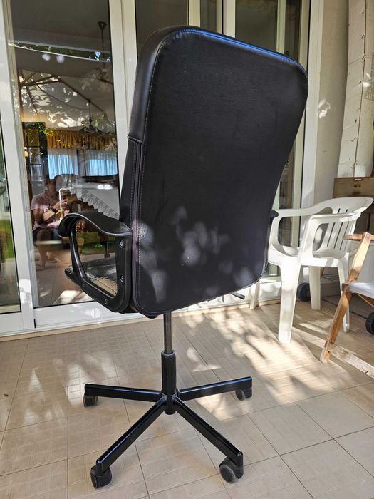 Cadeira de escritório giratória com rodinhas em ótimo estado