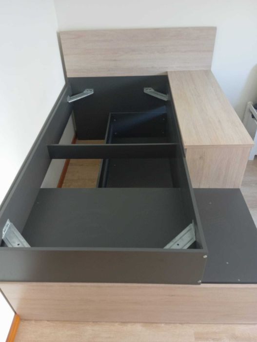 Cama com colchão para quarto individual com arrumação.
