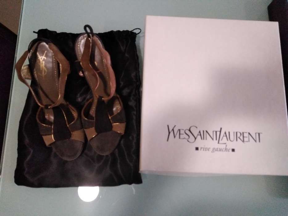 Par de sandálias Yves Saint Laurent, 38 1/2, usados apenas uma vez.