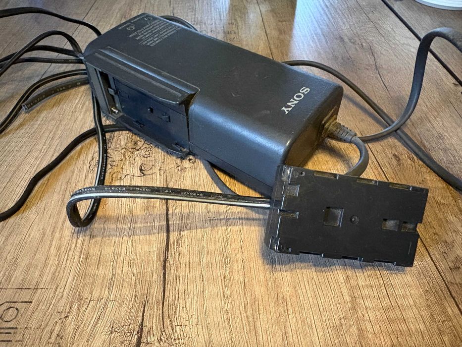 Зарядне для відеокамери SONY