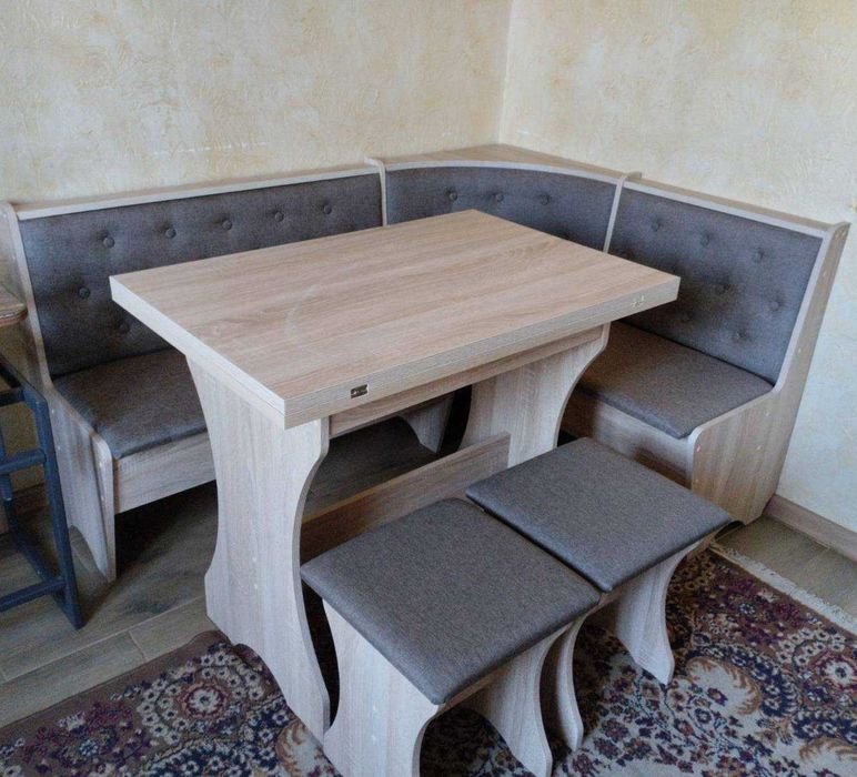 Комплект на кухню: Куток, стіл, дві табуретки. Готово до відправки.