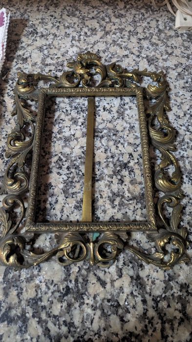 Molduras decorativas em metal dourado antigo