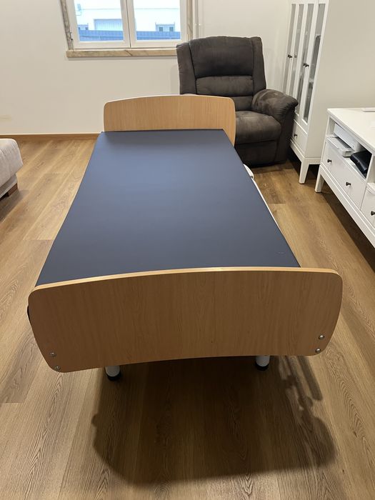 Cama articulada com colchão anti-escaras