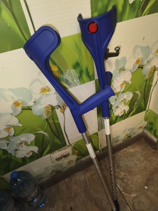 Продам костыли новые