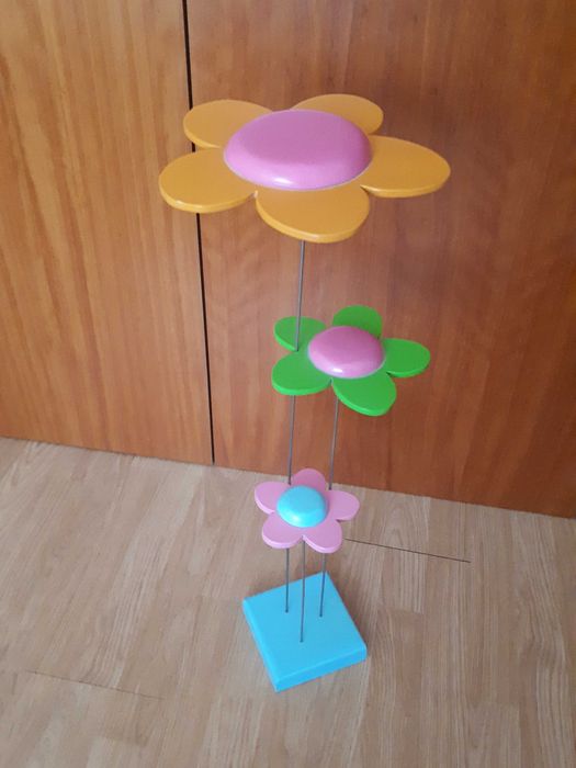 Linda mobília para menina, em madeira lacada