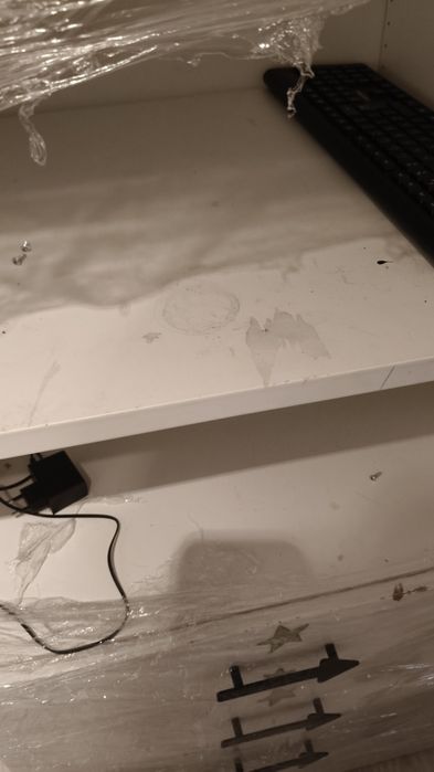 Móvel branco com detalhe preto e cinzento