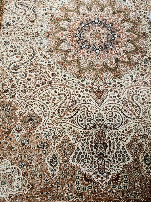 Dywan, perski, wełniany, duży 2.4 m x 1.70 m. Rozety. Królewski dywan.