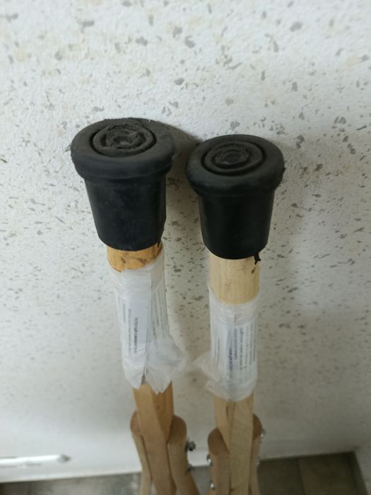 Костыли деревянные.