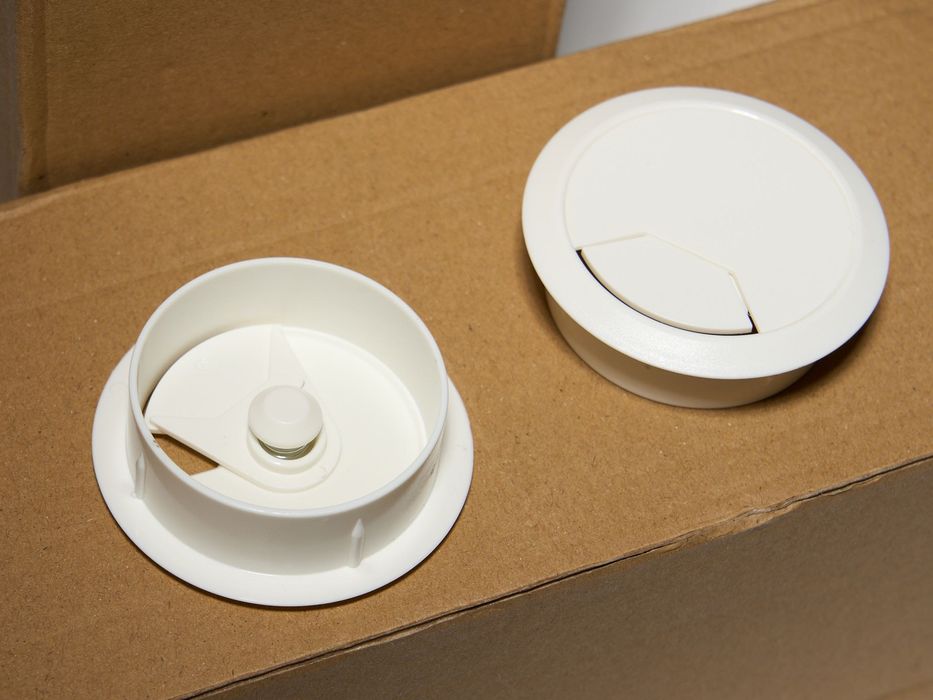 Tampas passa-cabos para mesa ou secretária