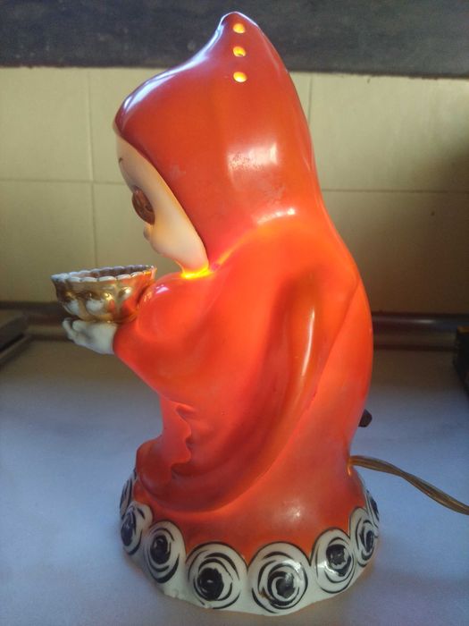 candeeiro antigo em loiça com iluminação peculiar
