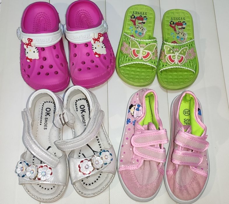 Босоніжки для дівчинки 25-26р, крокси, шльопанці та тапочки.