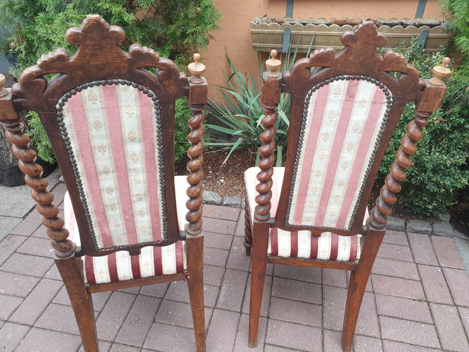 Piękne krzesła w doskonałym stanie mimo lat