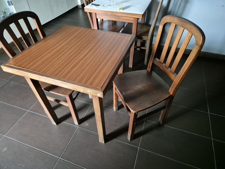 Conjunto de mesas e cadeiras