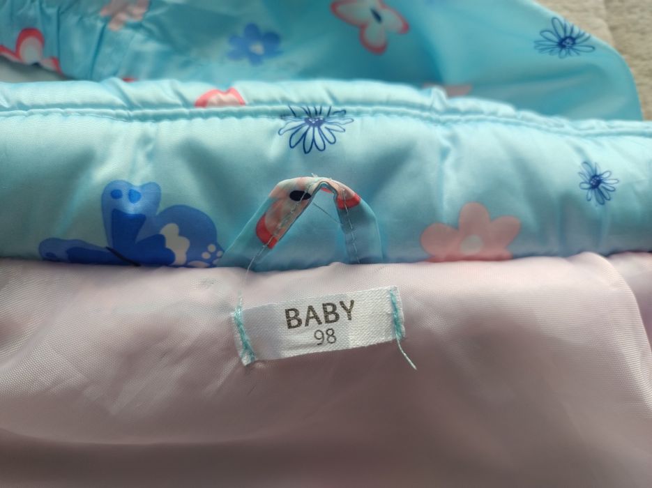 Bezrękawnik z kapturem rozmiar 98 - stan BDB - piękny