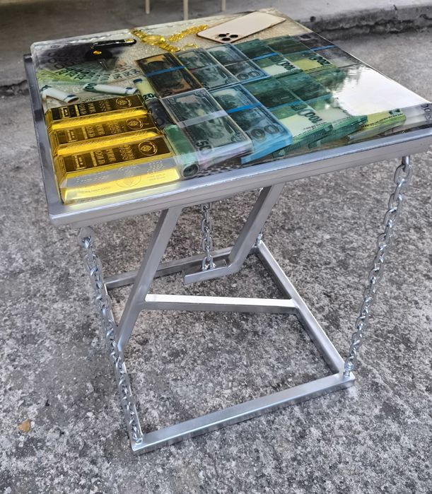 Стіл ручної роботи з епоксидної смоли.