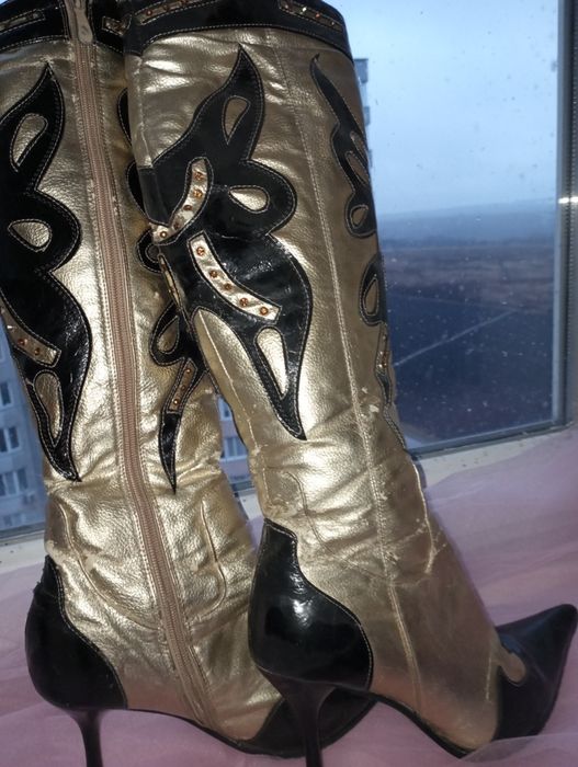 Зимние сапоги ,золотые,с красивым декором,750 гр на узкую ножку