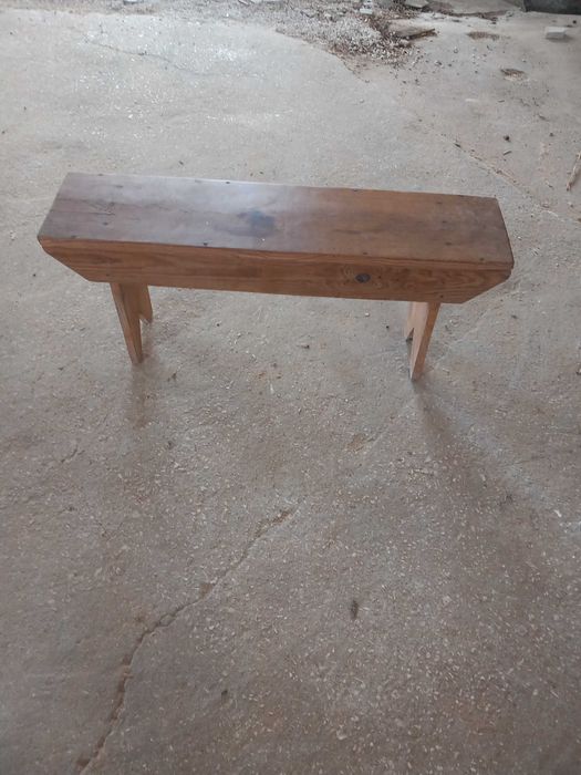 Banco de madeira comprimento 1,00cm altura 0,43cm fundo 0,25cm