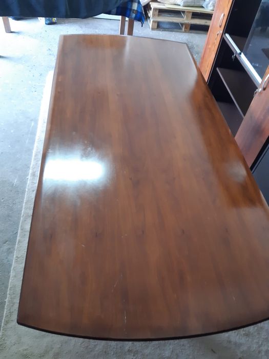 Mesa de reuniao em madeira e ferro