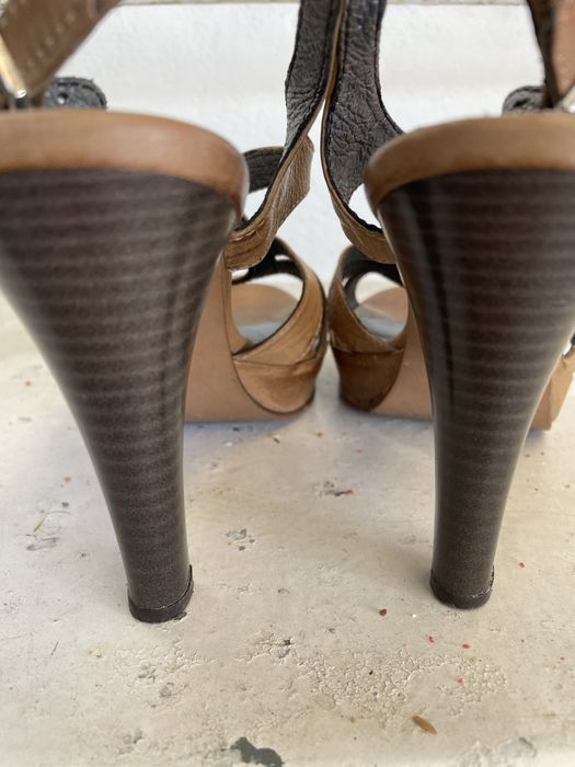 Sandália de salto em pele