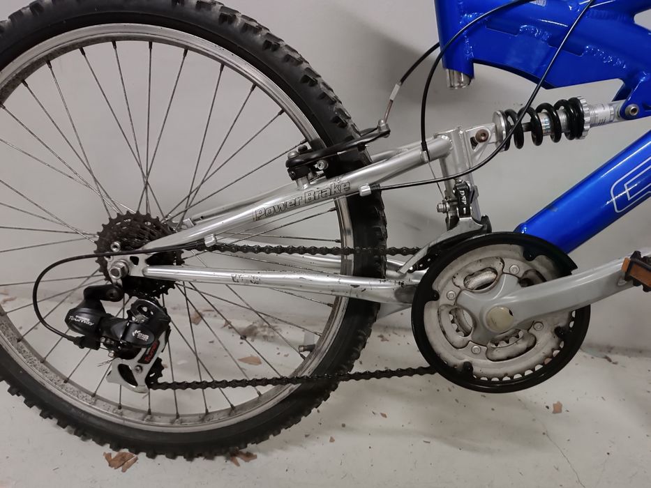 Bicicleta com mudanças e suspensão