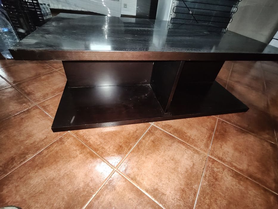Mesa central de sala de estar e madeira maciça.