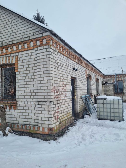 Одноповерхова будівля S= 192,3 м2. Озадівка, вул. Центральна 9