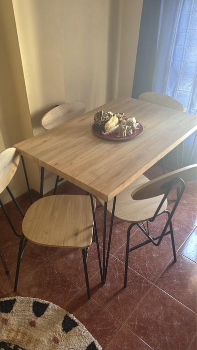 Mesa de jantar com 4 cadeiras