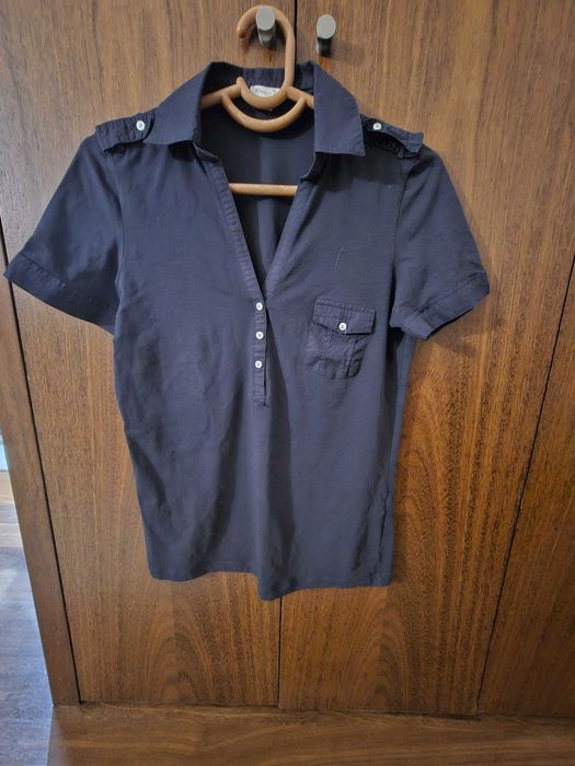 Camisola em bico com botões