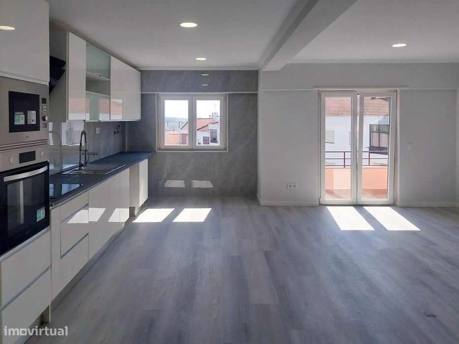 Renovated T4 Apartment in Amora