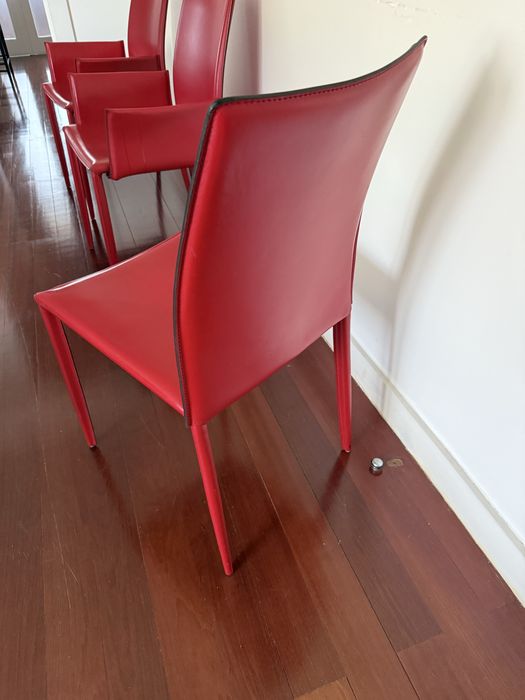 Conjunto de seis cadeiras em pele vermelhas