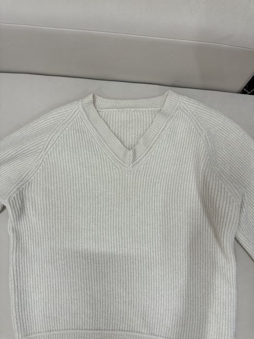 Жіночий бежевий в’язаний светр з V-подібним вирізом