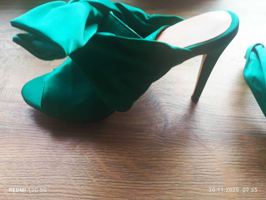 Zielone sandały szpilki z wiązaną kokardą