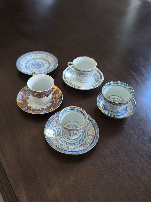Conjunto de chávenas de porcelana