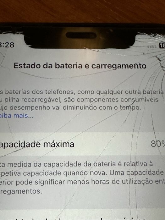 iPhone 11 encontra-se em bom estado mas tem o visor está lado