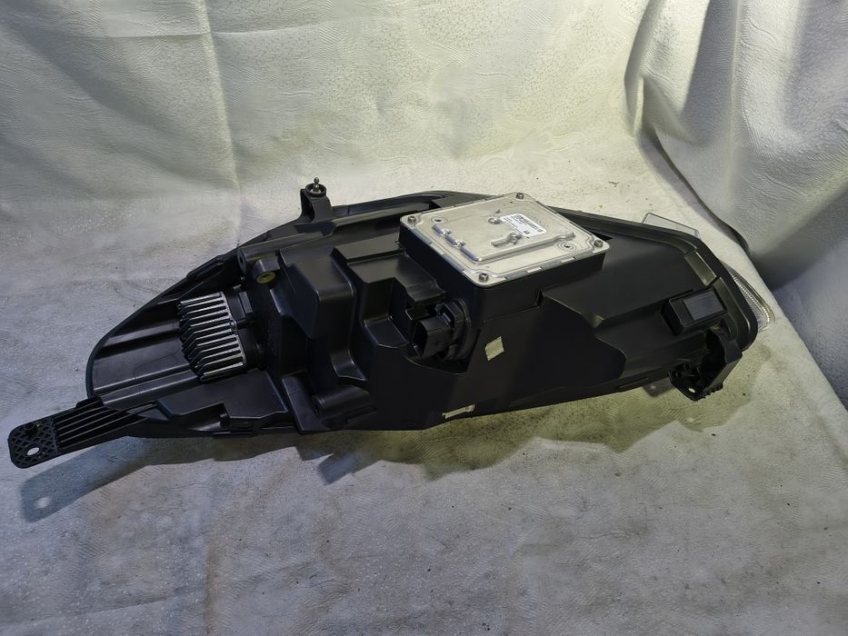 Lampa prawa LED Ford Fiesta Mk 8 VIII Europa reflektor przedni prawy