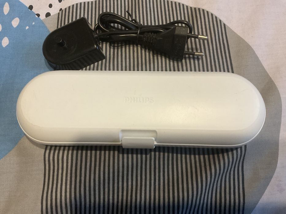 Электрическая зубная щетка Philips Sonicare HX6685T