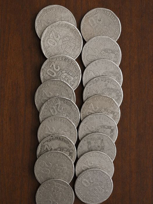 Lote de 18 moedas portuguesas de 20 escudos. Vários anos e estados de conservação. Ideal para colecionadores ou completar coleção - moedas antigas