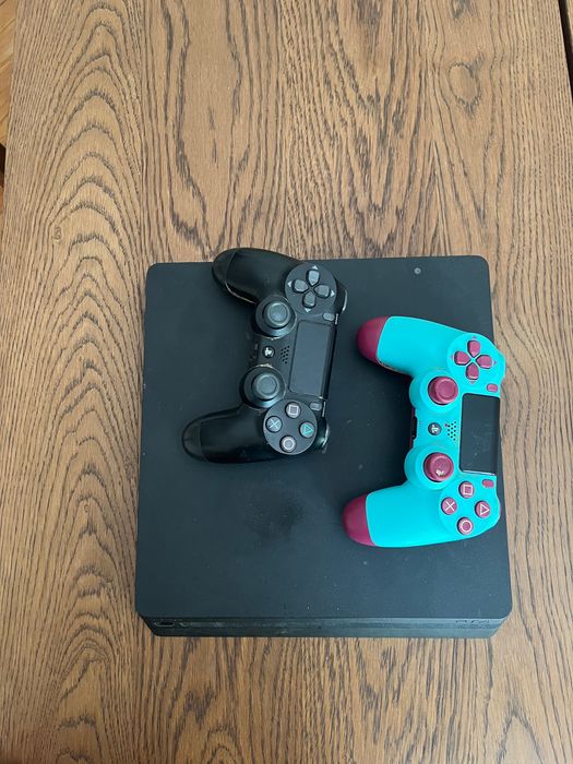 PS4 com 2 comandos